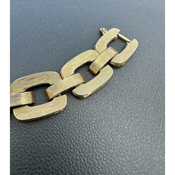 MONET DESIGNER SIGNED GOLD TONE VINTAGE LINK BRACELET WITH SAFETY CHAIN - Picture 4 of 9